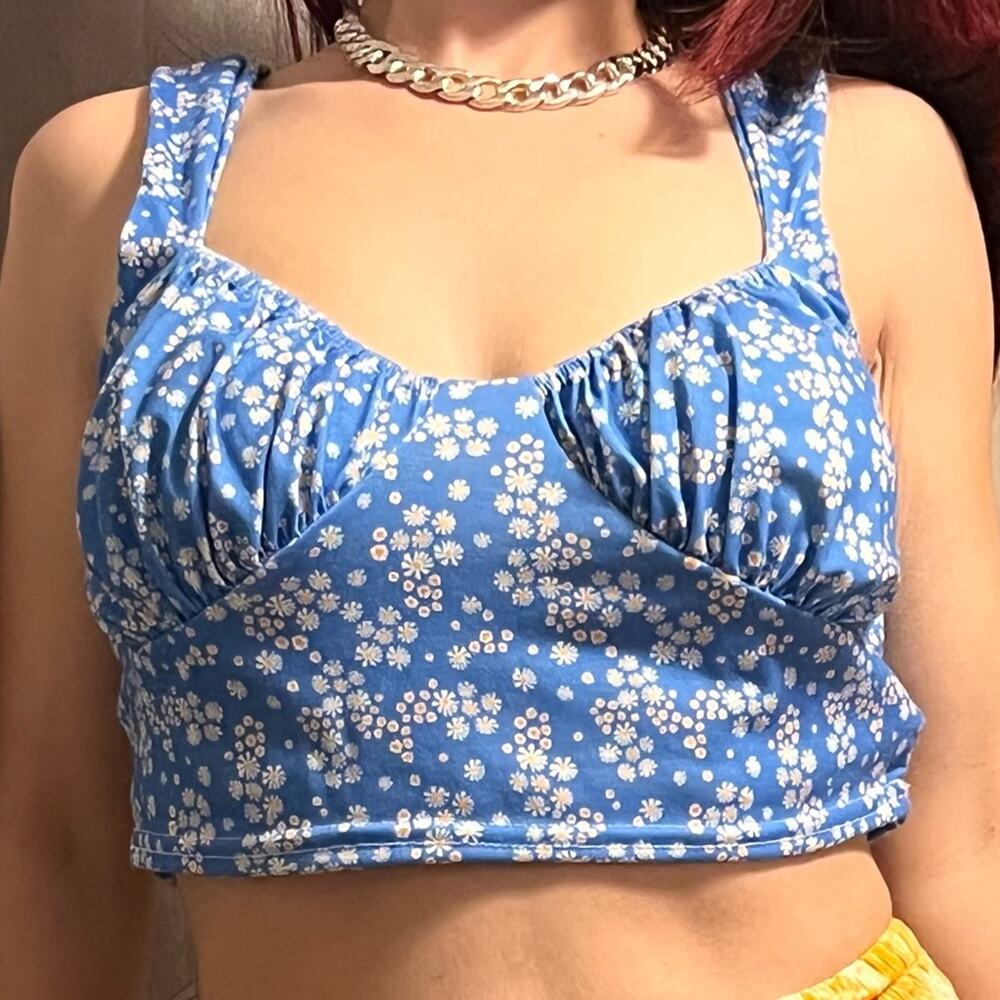 Boohoo cup detail crop top blue floral NWT